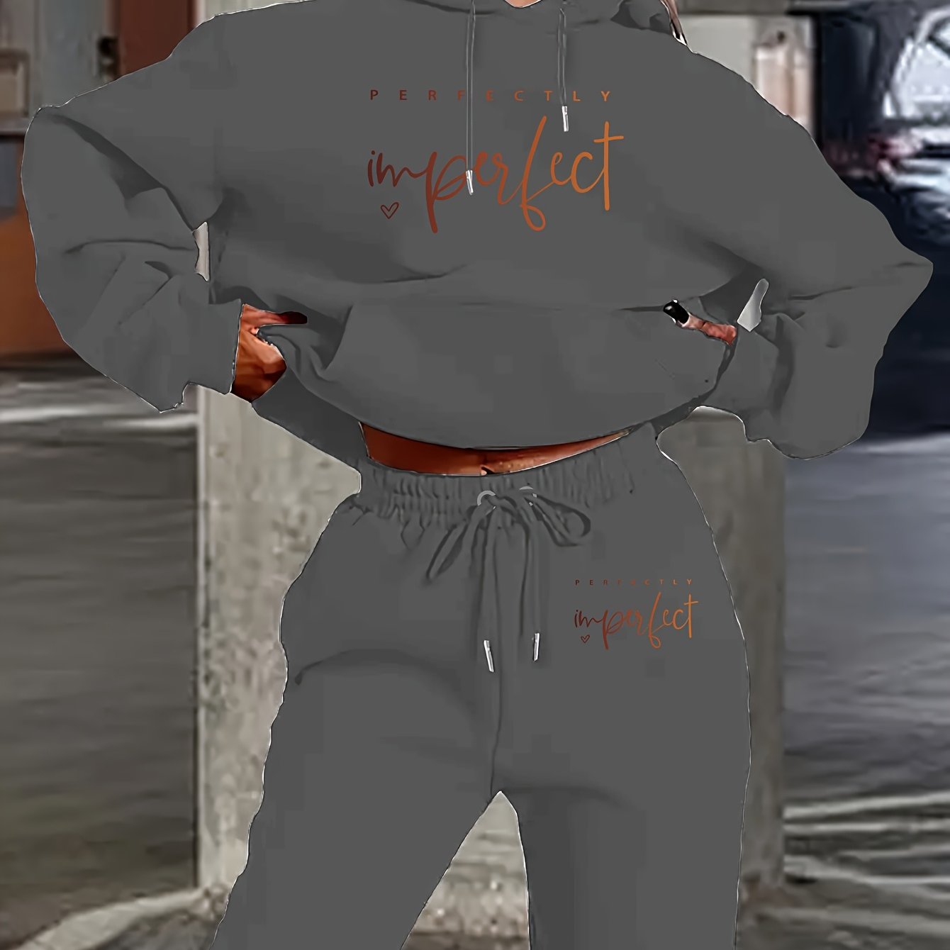 Completo Loungewear Donna in Maglia - Set Due Pezzi con Felpa con Cappuccio e Pantaloni con Coulisse, Design "Perfectly Imperfect"