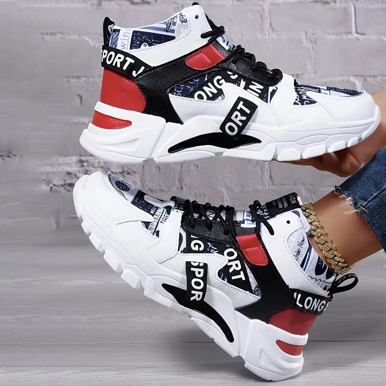 Sneakers Alte da Donna - Bianche con Accenti Graffiti Nero/Rosso/Grigio - Tomaia Sintetica Traspirante e Arco Ammortizzato EVA - Scarpe per Palestra, Viaggio e Lavoro - Lacci Bianchi e Opzioni Colore Nero/Rosso/Bianco