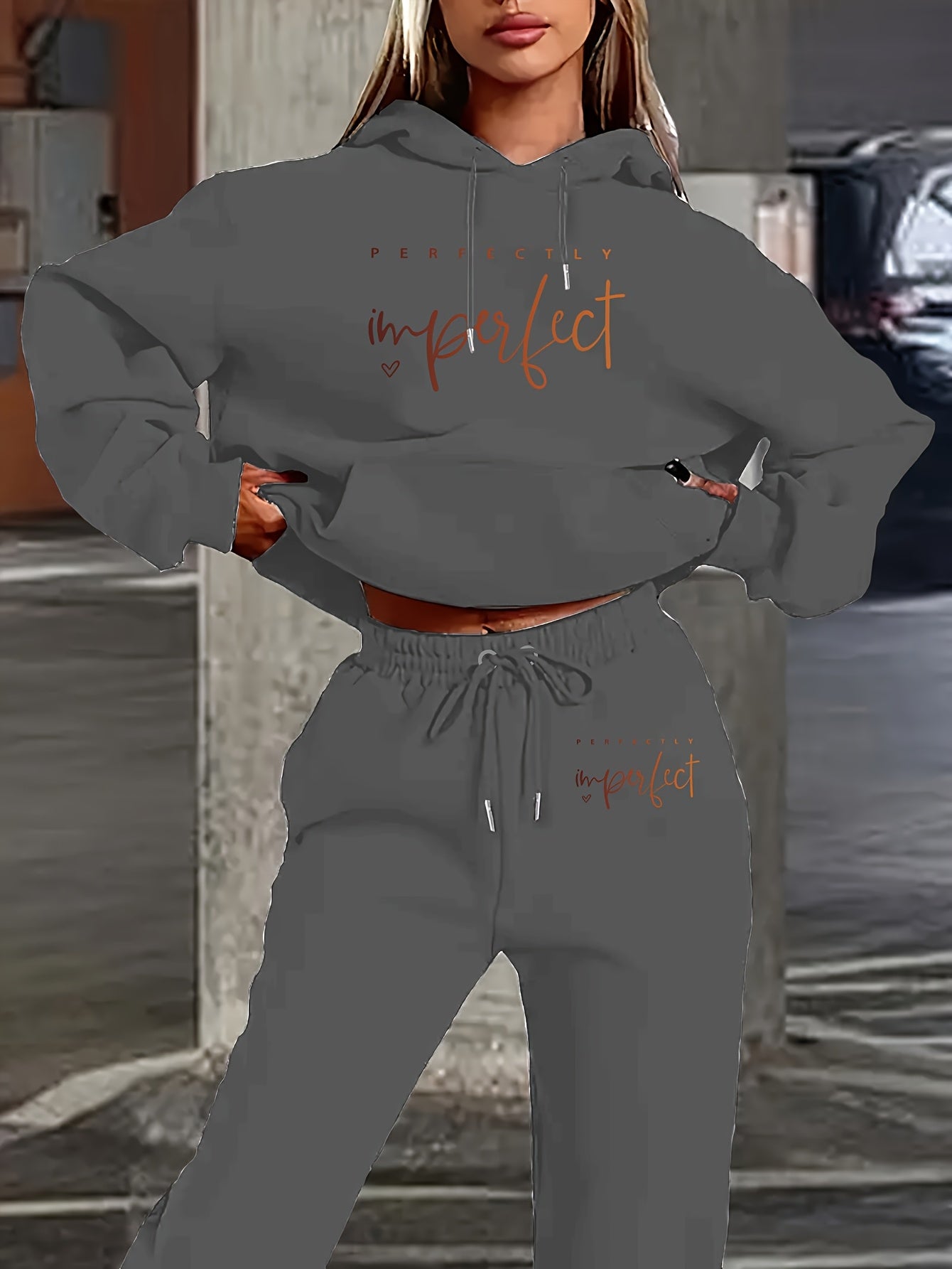 Completo Loungewear Donna in Maglia - Set Due Pezzi con Felpa con Cappuccio e Pantaloni con Coulisse, Design "Perfectly Imperfect"
