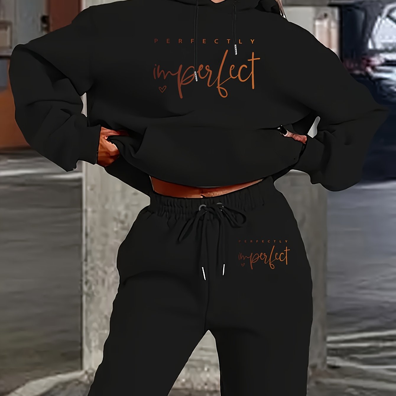 Completo Loungewear Donna in Maglia - Set Due Pezzi con Felpa con Cappuccio e Pantaloni con Coulisse, Design "Perfectly Imperfect"
