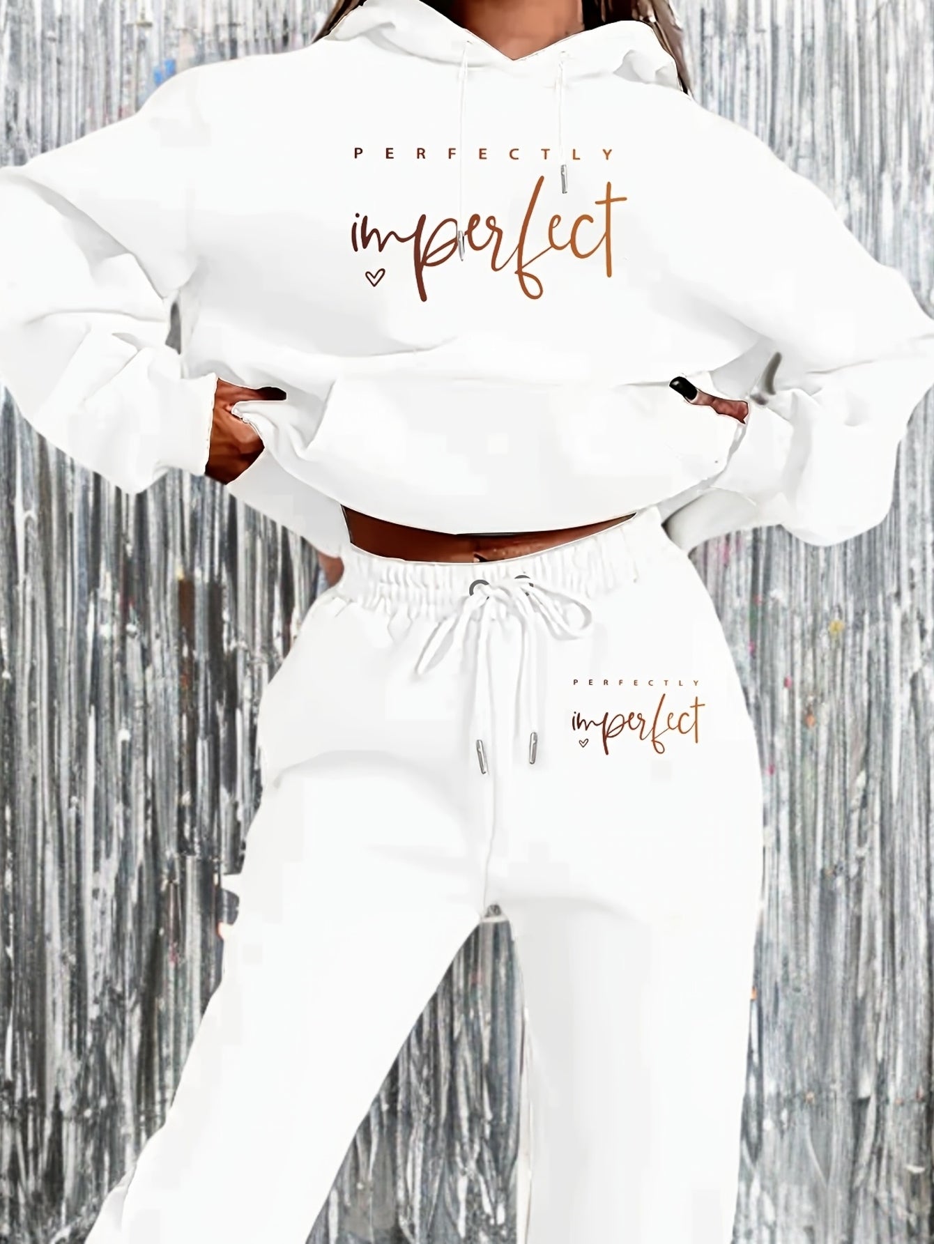 Completo Loungewear Donna in Maglia - Set Due Pezzi con Felpa con Cappuccio e Pantaloni con Coulisse, Design "Perfectly Imperfect"