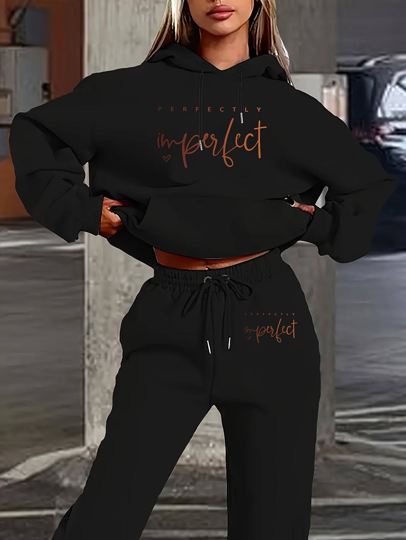 Completo Loungewear Donna in Maglia - Set Due Pezzi con Felpa con Cappuccio e Pantaloni con Coulisse, Design "Perfectly Imperfect"